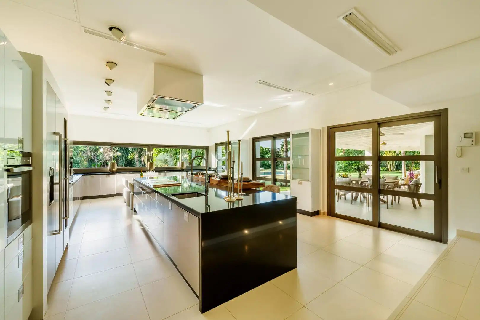 Cocina de Casa o chalet en venta en Marbella con Aire acondicionado, Jardín privado y Terraza