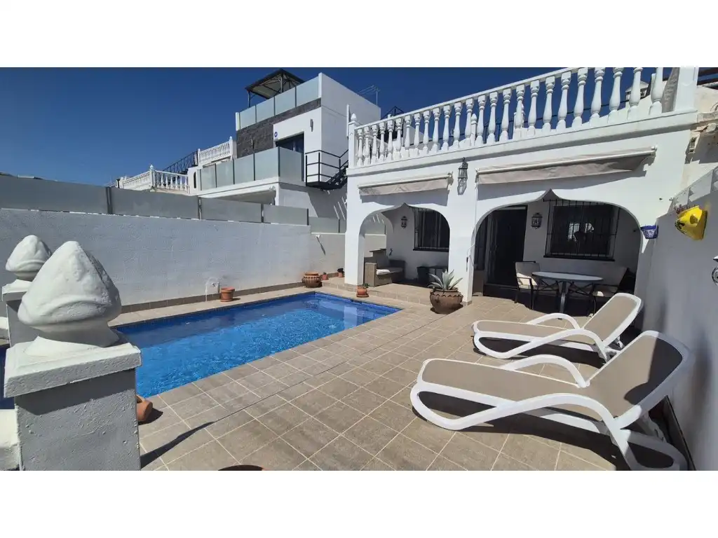 Vista exterior de Casa adosada en venda en Orihuela amb Aire condicionat, Jardí privat i Piscina
