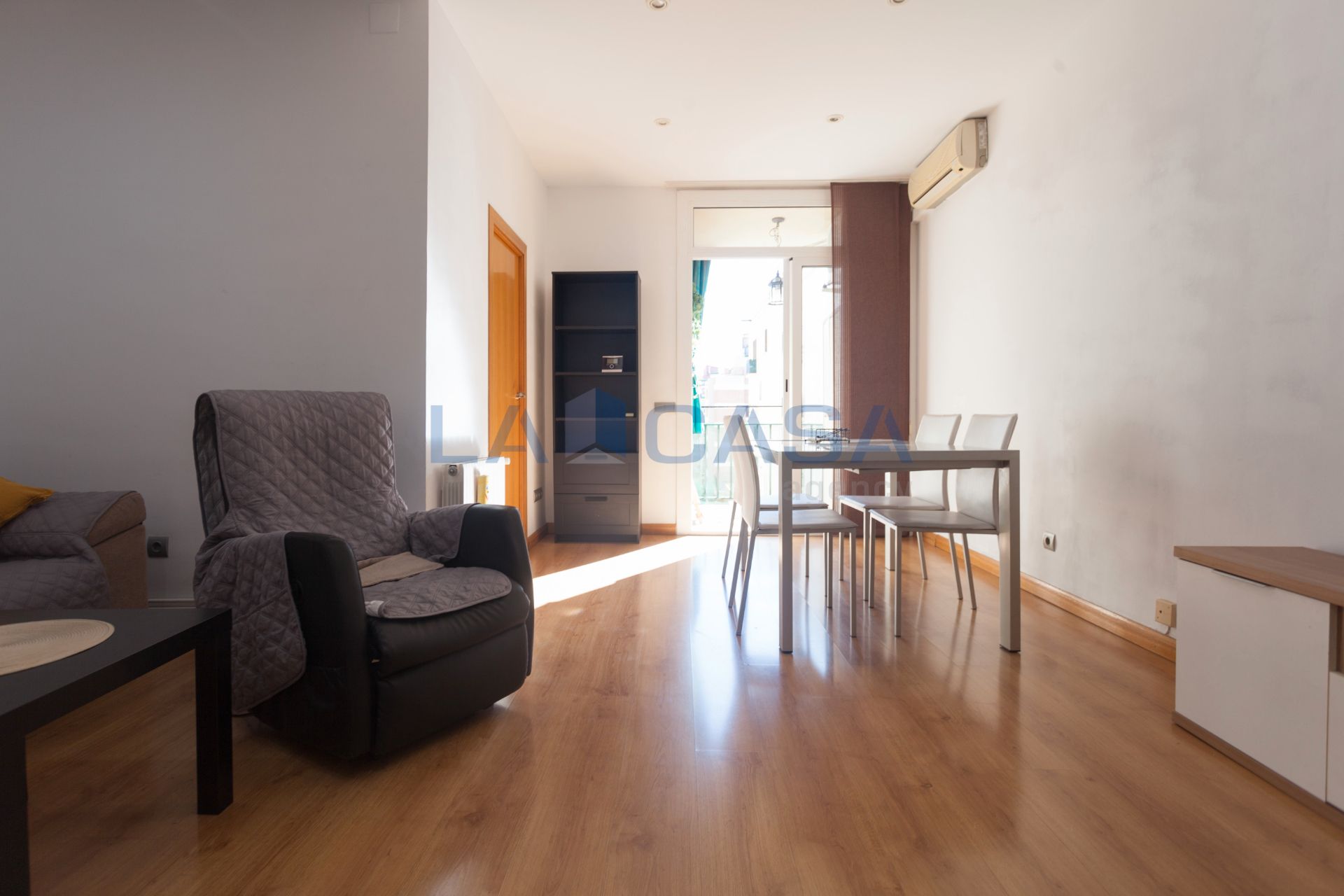 Living room of Flat for sale in  Barcelona Capital  with Air Conditioner, Heating and Parquet flooring