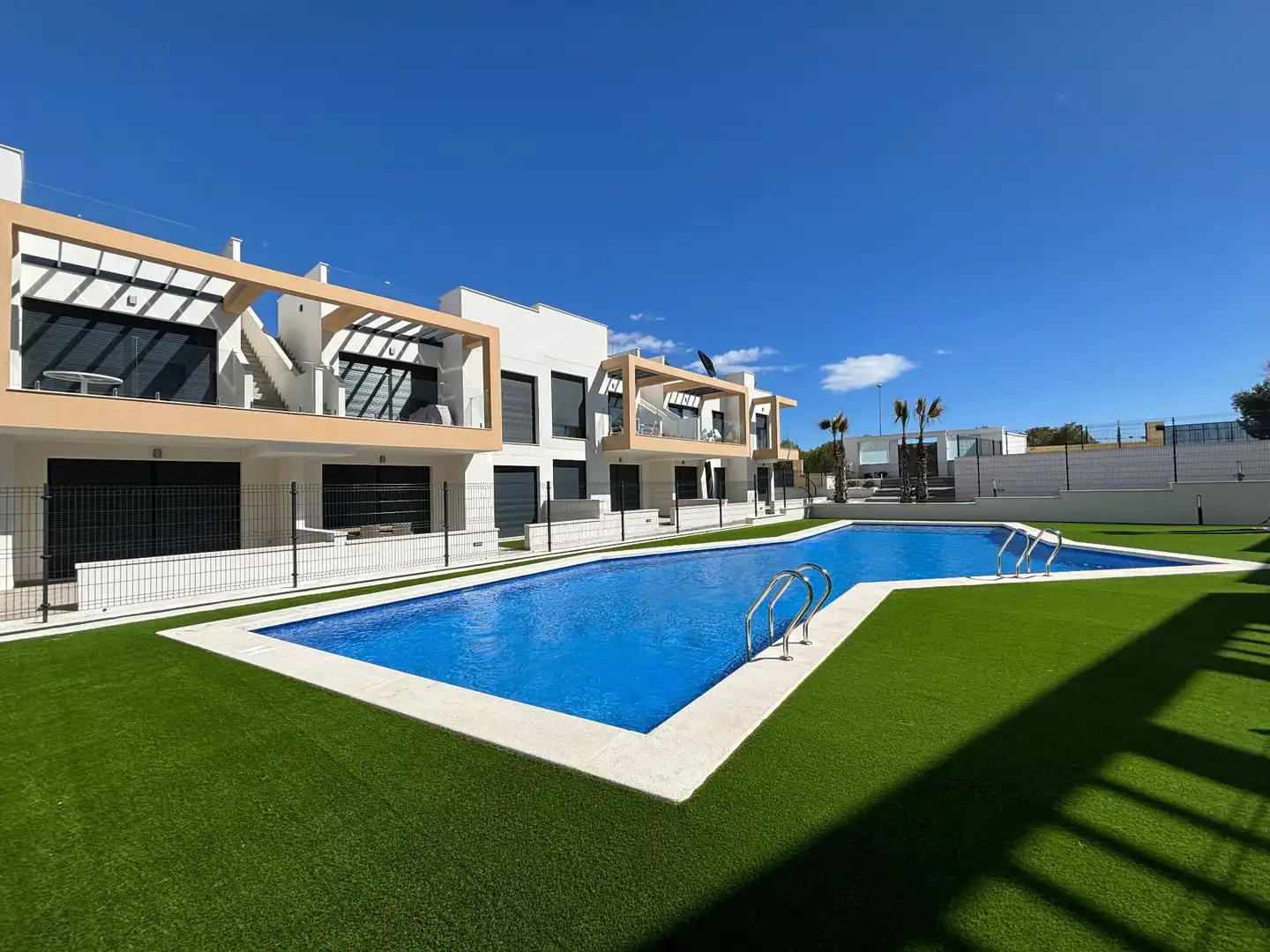 Piscina de Apartament en venda en Orihuela amb Aire condicionat, Moblat i Piscina comunitària