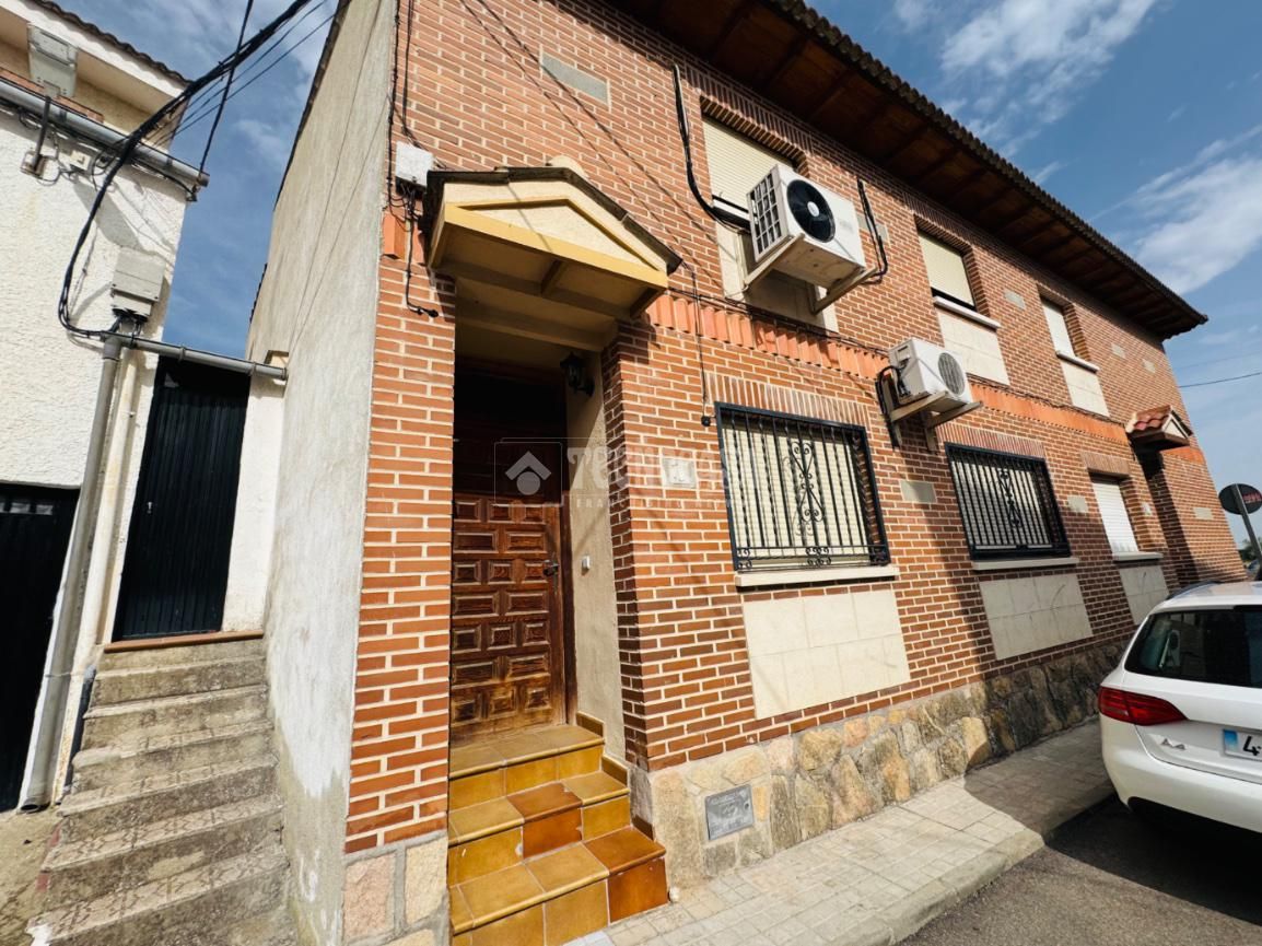 Vista exterior de Casa adosada en venda en Almorox amb Aire condicionat i Calefacció