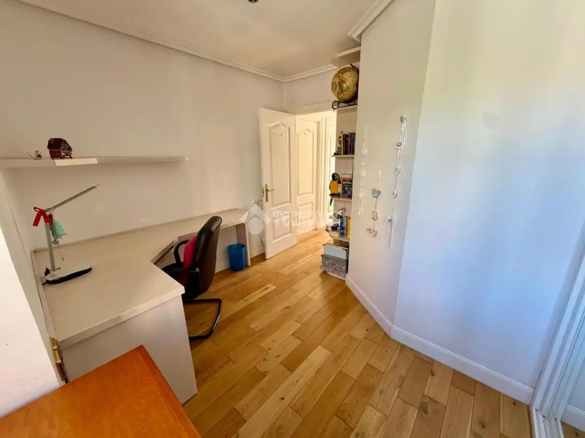 Habitación de Casa adosada en venta en León Capital  con Parquet, Terraza y Amueblado