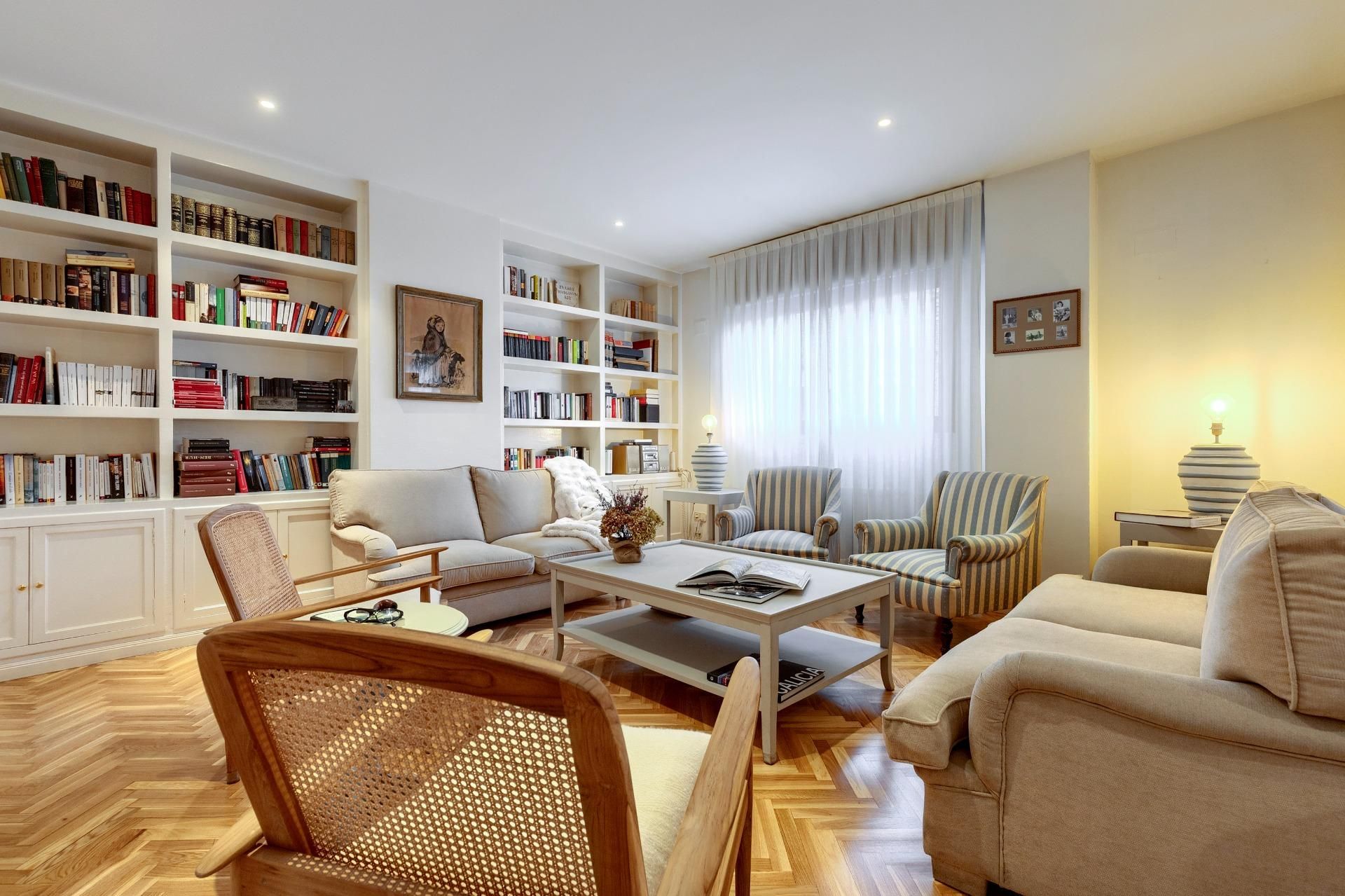 Sala d'estar de Pis en venda en  Madrid Capital amb Calefacció, Jardí privat i Parquet