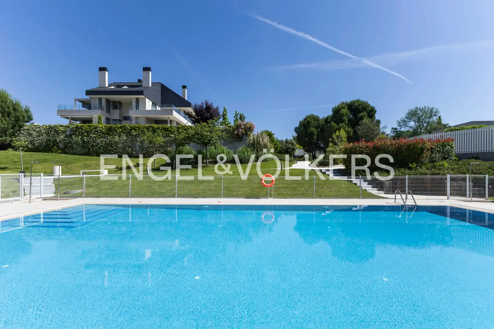 Piscina de Apartamento en venta en Pozuelo de Alarcón con Aire acondicionado, Calefacción y Jardín privado