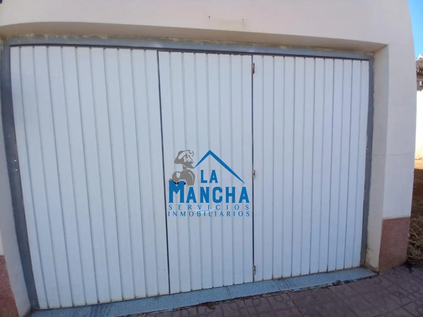 Aparcament de Casa adosada en venda en Madrigueras amb Calefacció, Terrassa i Traster