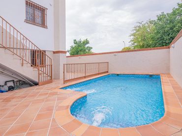 Semi-detached house with balcony for sale in Calle Sagitario 1