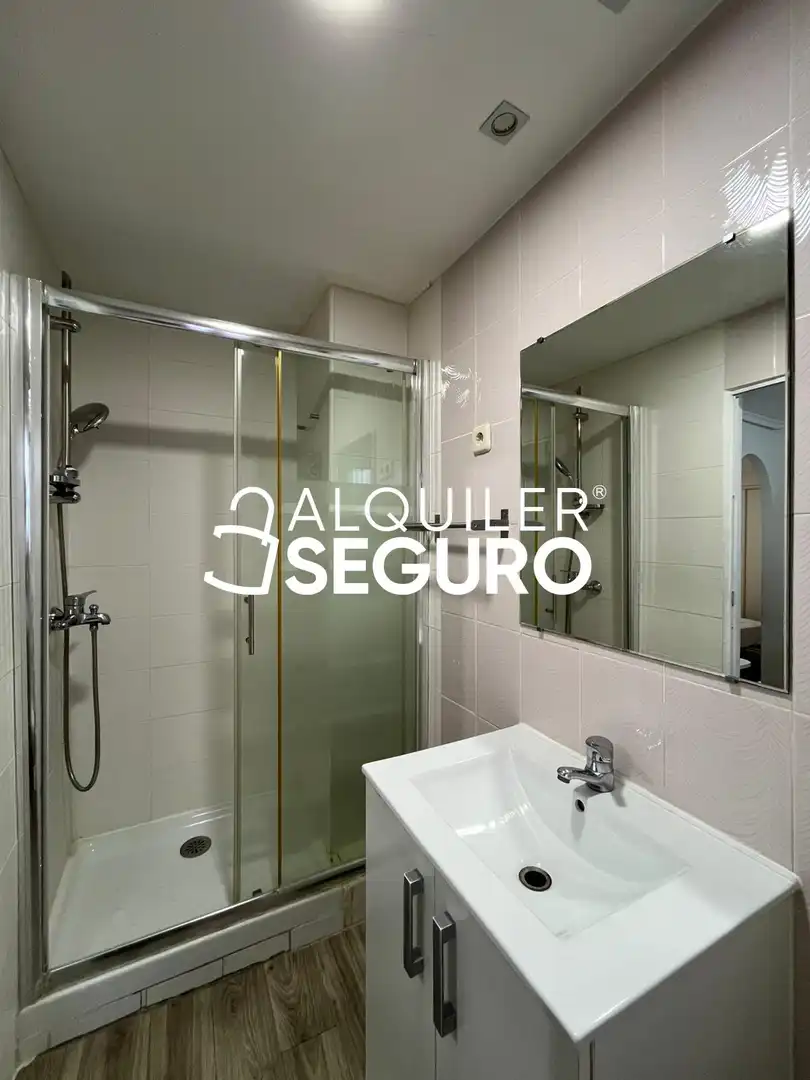 Badezimmer von Wohnung zur Miete in Madrid mit Möbliert