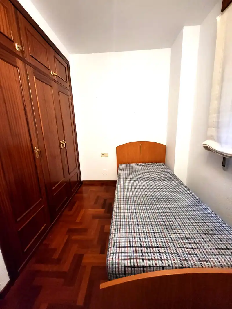 Bedroom of Flat for rent in Vigo   with Heating, Parquet flooring and Storage room