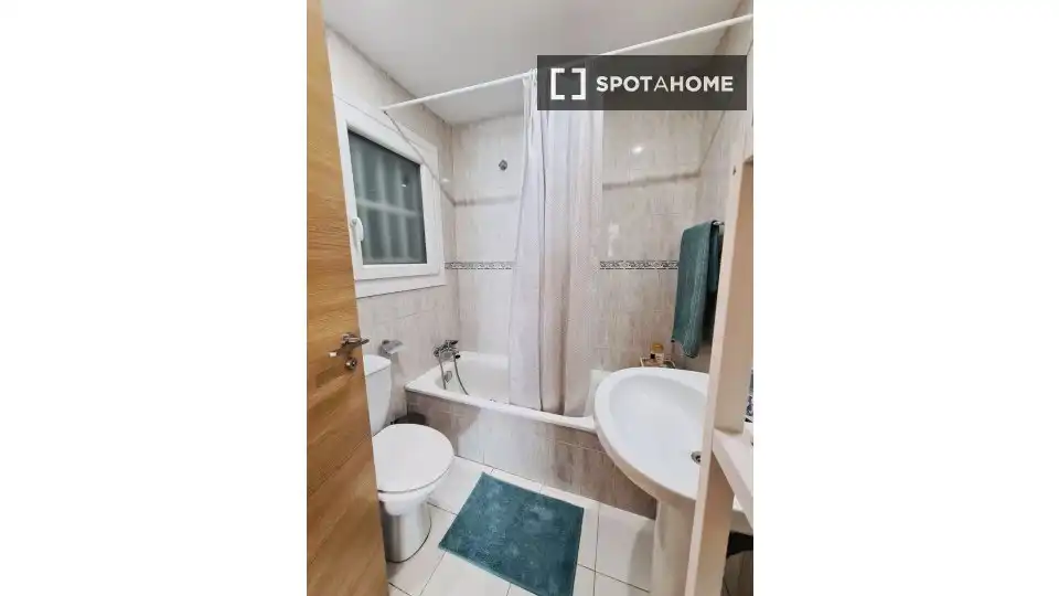 Bathroom of Flat for share in Santander  with Air Conditioner, Heating and Terrace