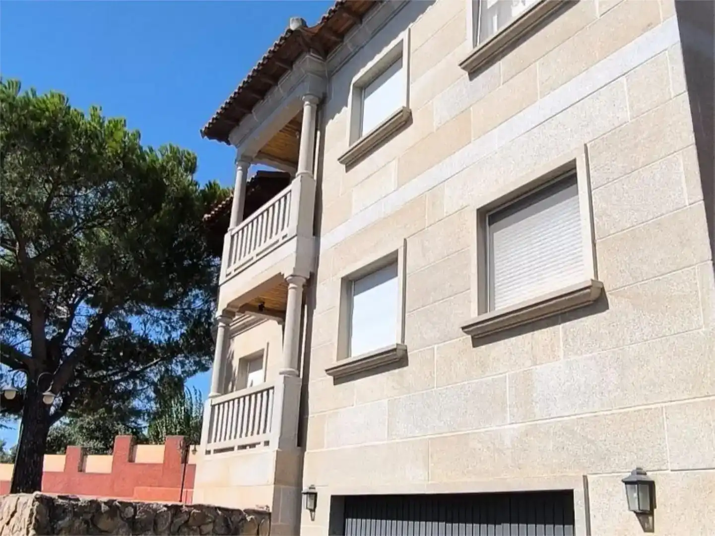 Außenansicht von Wohnung zum Verkauf in Torrelodones mit Klimaanlage, Schwimmbad und Balkon