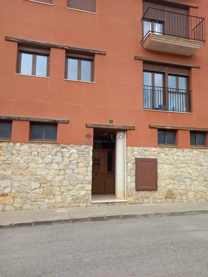 Vista exterior de Piso en venta en Camarena de la Sierra con Calefacción, Parquet y Amueblado