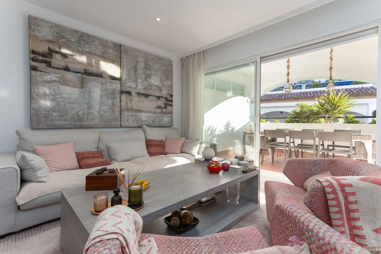 Wohnzimmer von Wohnung zum Verkauf in Marbella mit Klimaanlage, Privatgarten und Terrasse