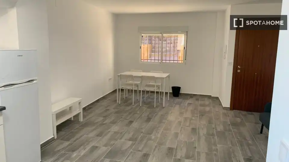 Wohnung zur Miete in Serra mit Klimaanlage, Heizung und Möbliert