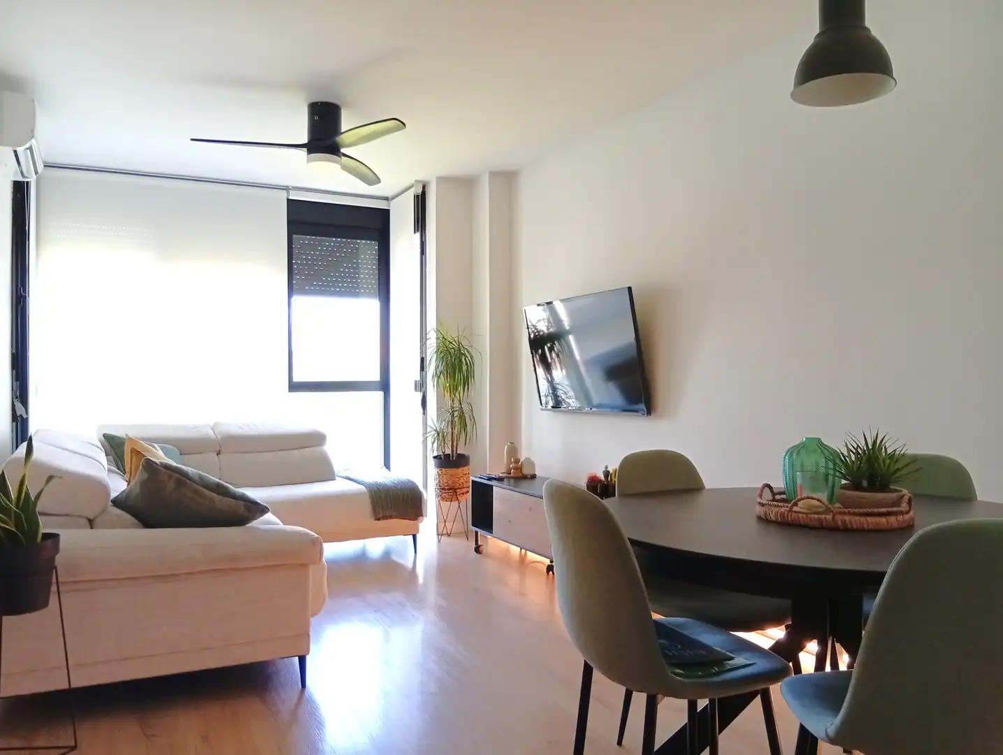 Living room of Flat for sale in Madrid  with Air Conditioner, Heating and Storage room
