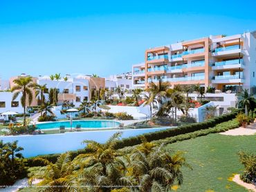Apartament amb piscina en venda a Avenida Rocas Blancas 12