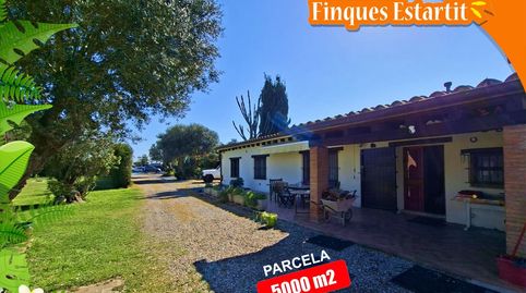 Gran finca con parcela de 4.757 m, casa, 2 edificaciones anexas, piscina y opción a 20.000 m cerca de la playa y LEstartit