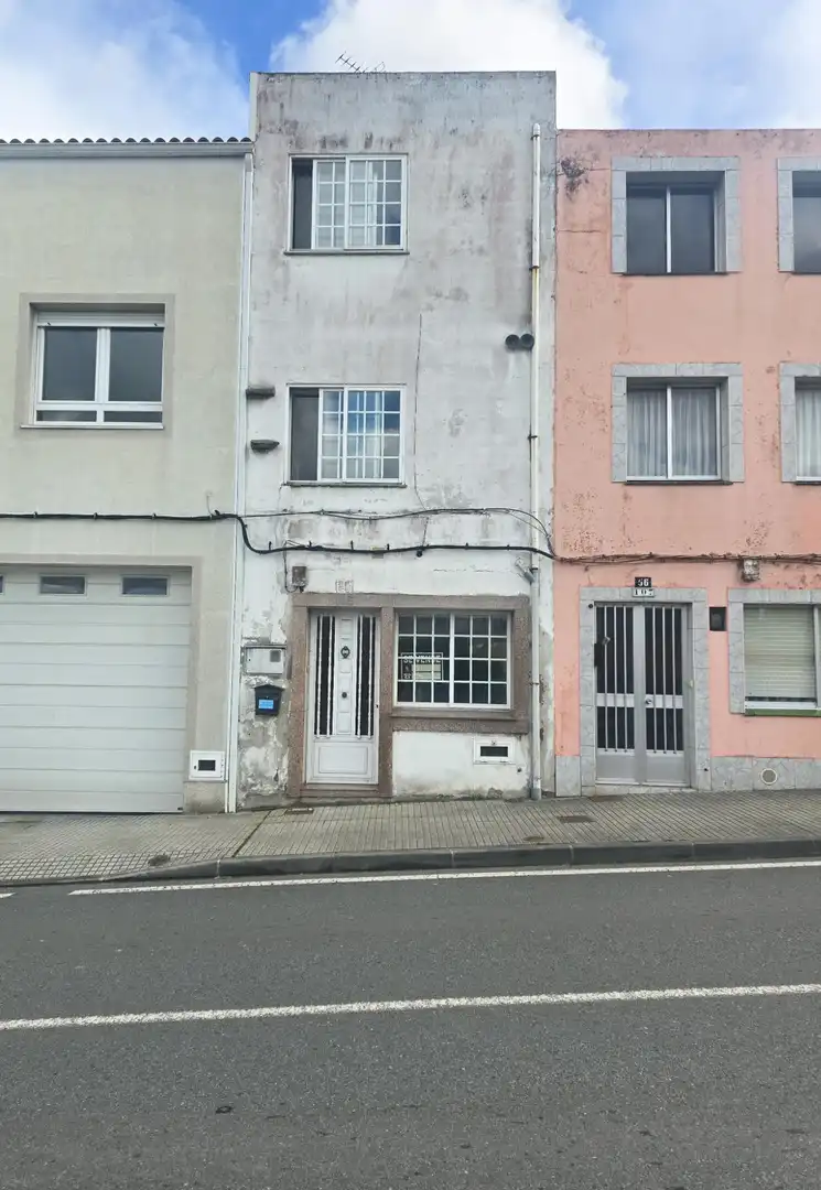 Vista exterior de Casa adosada en venda en A Coruña Capital  amb Calefacció, Jardí privat i Traster