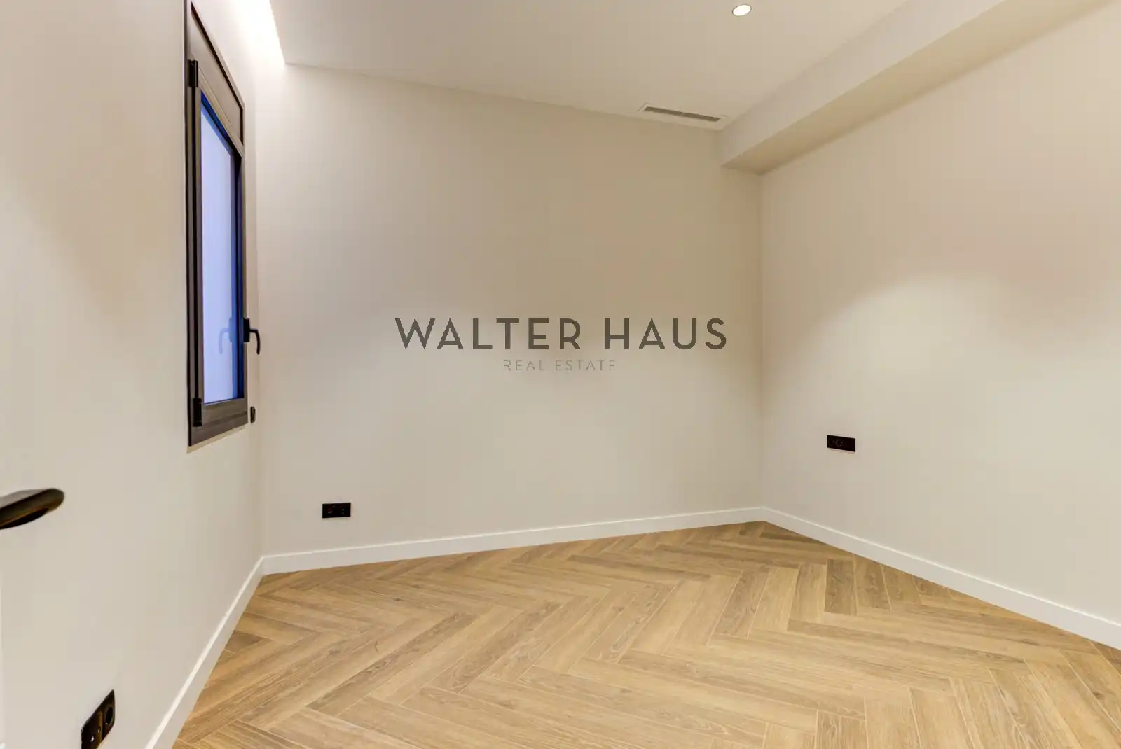 Flat for sale in Barcelona  with Air Conditioner, Heating and Oven
