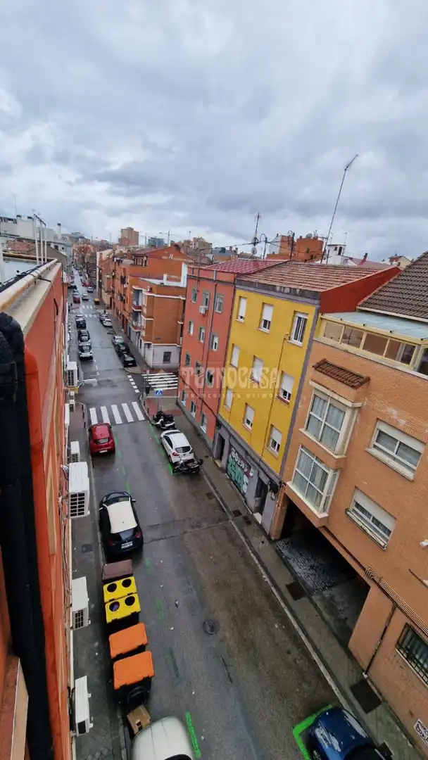 Vista exterior de Piso en venta en Madrid con Calefacción