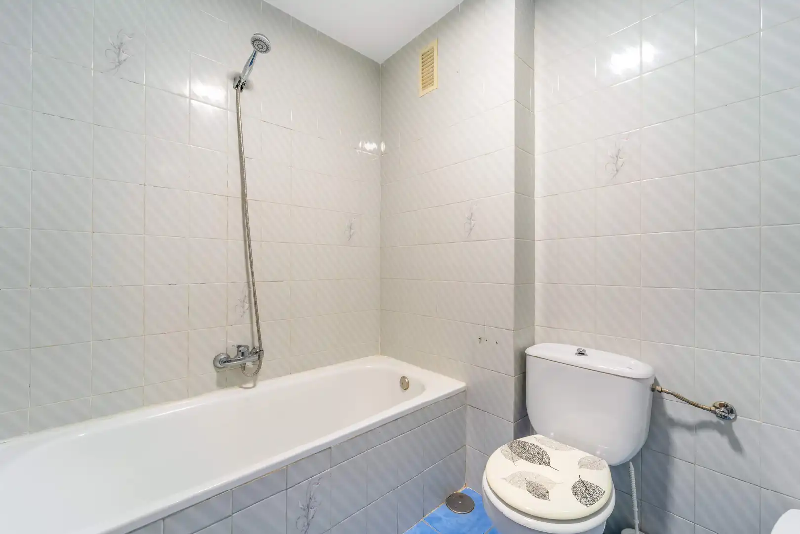 Baño de Piso en venta en Fuengirola con Terraza, Trastero y Piscina comunitaria