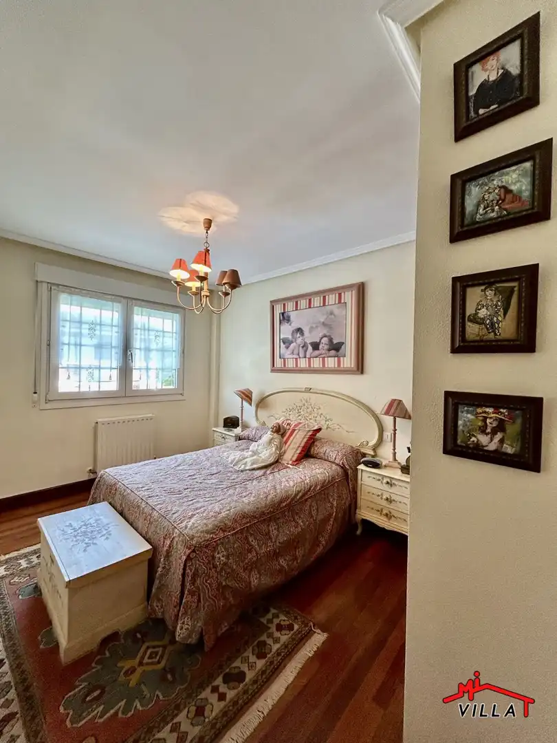 Habitación de Casa o chalet en venta en Laredo con Calefacción y Amueblado