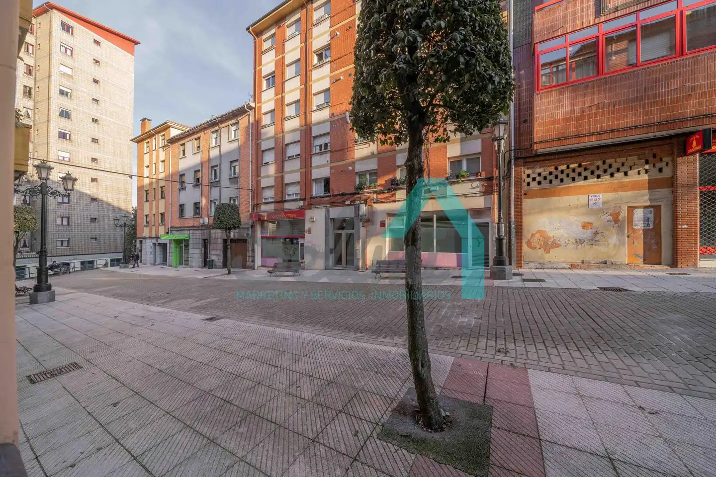 Vista exterior de Planta baixa per a compartir en Oviedo  amb Calefacció, Moblat i Internet