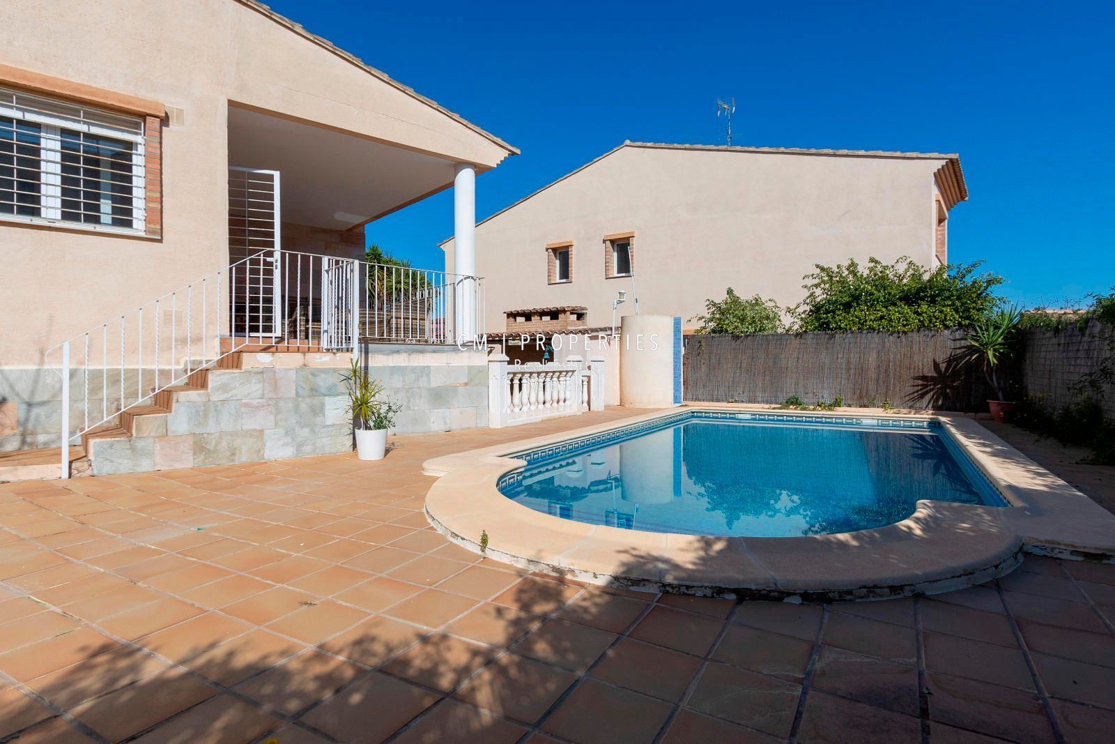 Swimming pool of House or chalet to rent in Paterna  with Air Conditioner, Heating and Terrace