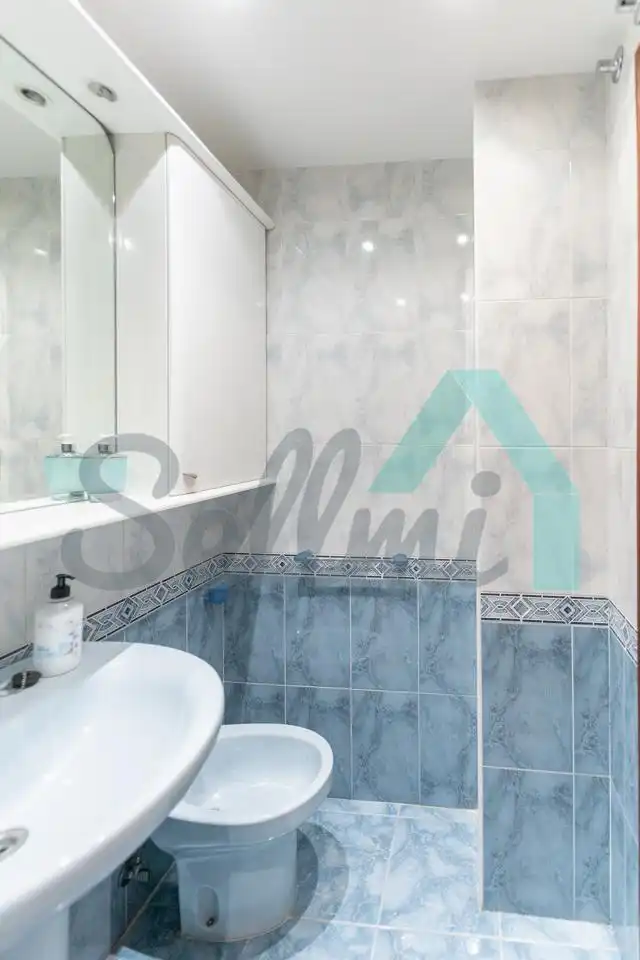 Bathroom of Flat for rent in Lugones