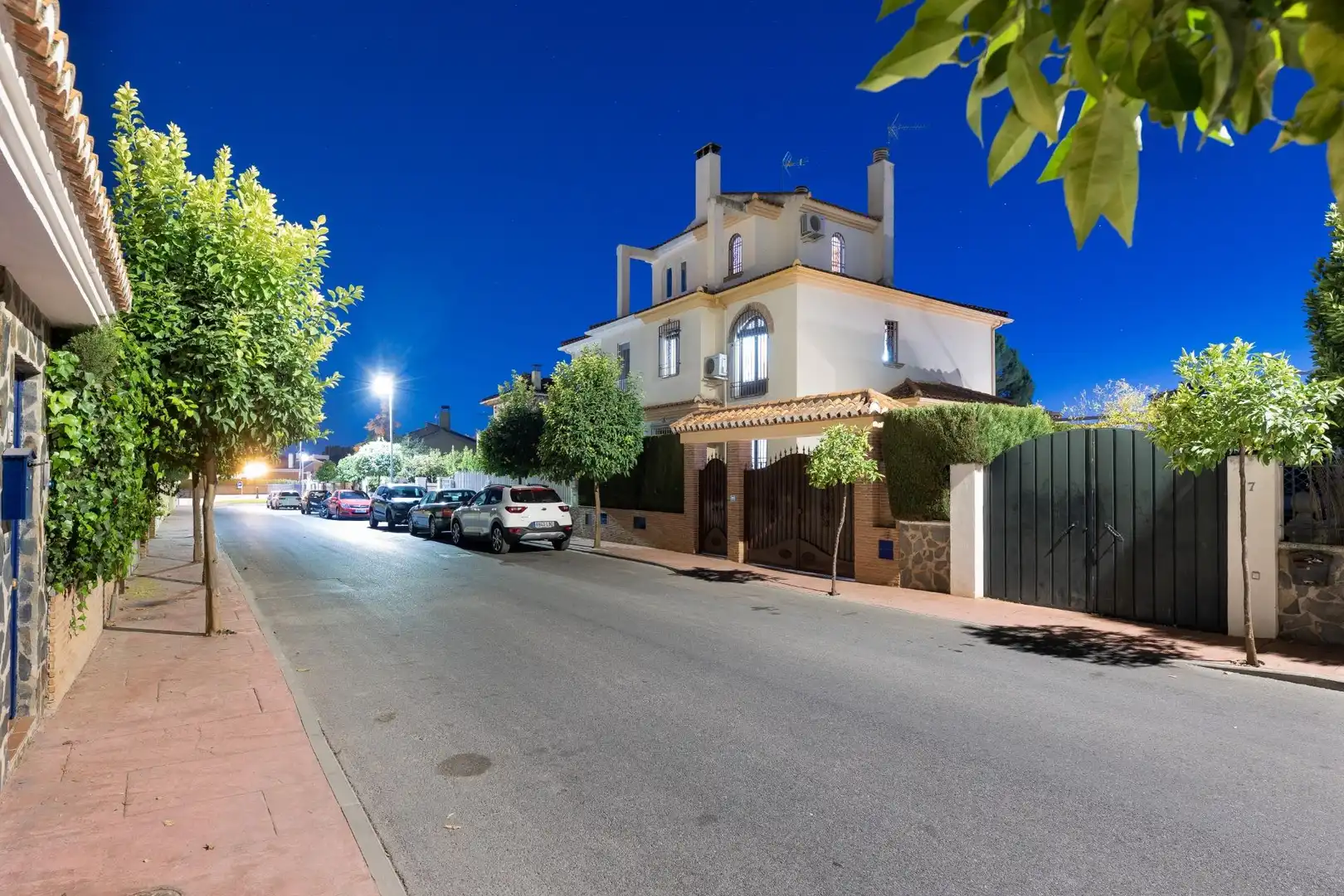 Vista exterior de Casa adosada en venda en Peligros amb Aire condicionat, Jardí privat i Terrassa