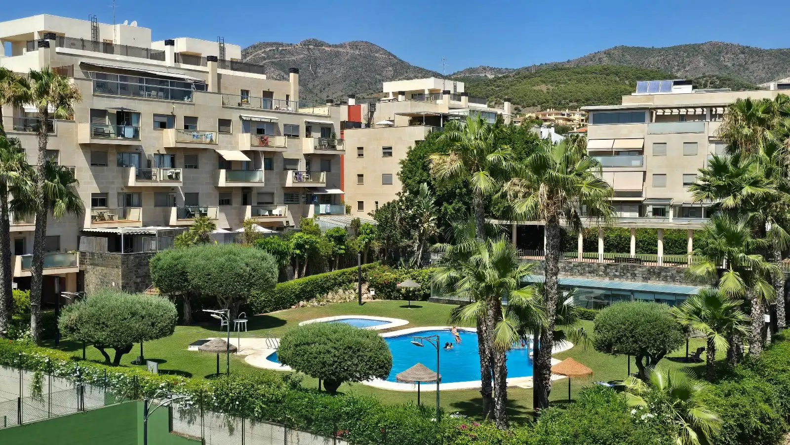 Vista exterior de Àtic en venda en Torremolinos amb Aire condicionat, Terrassa i Piscina