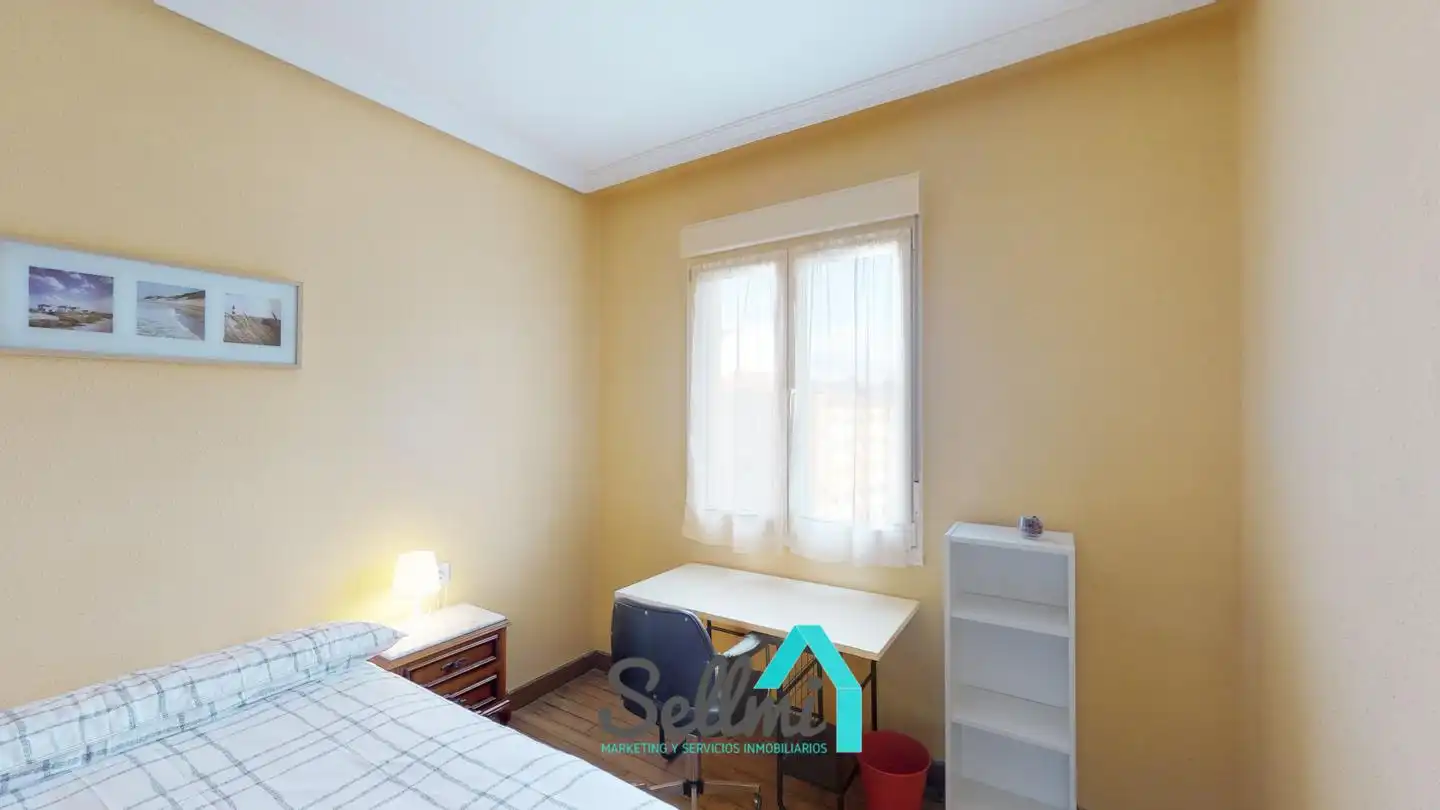 Bedroom of Flat for rent in Oviedo   with Heating, Parquet flooring and Furnished