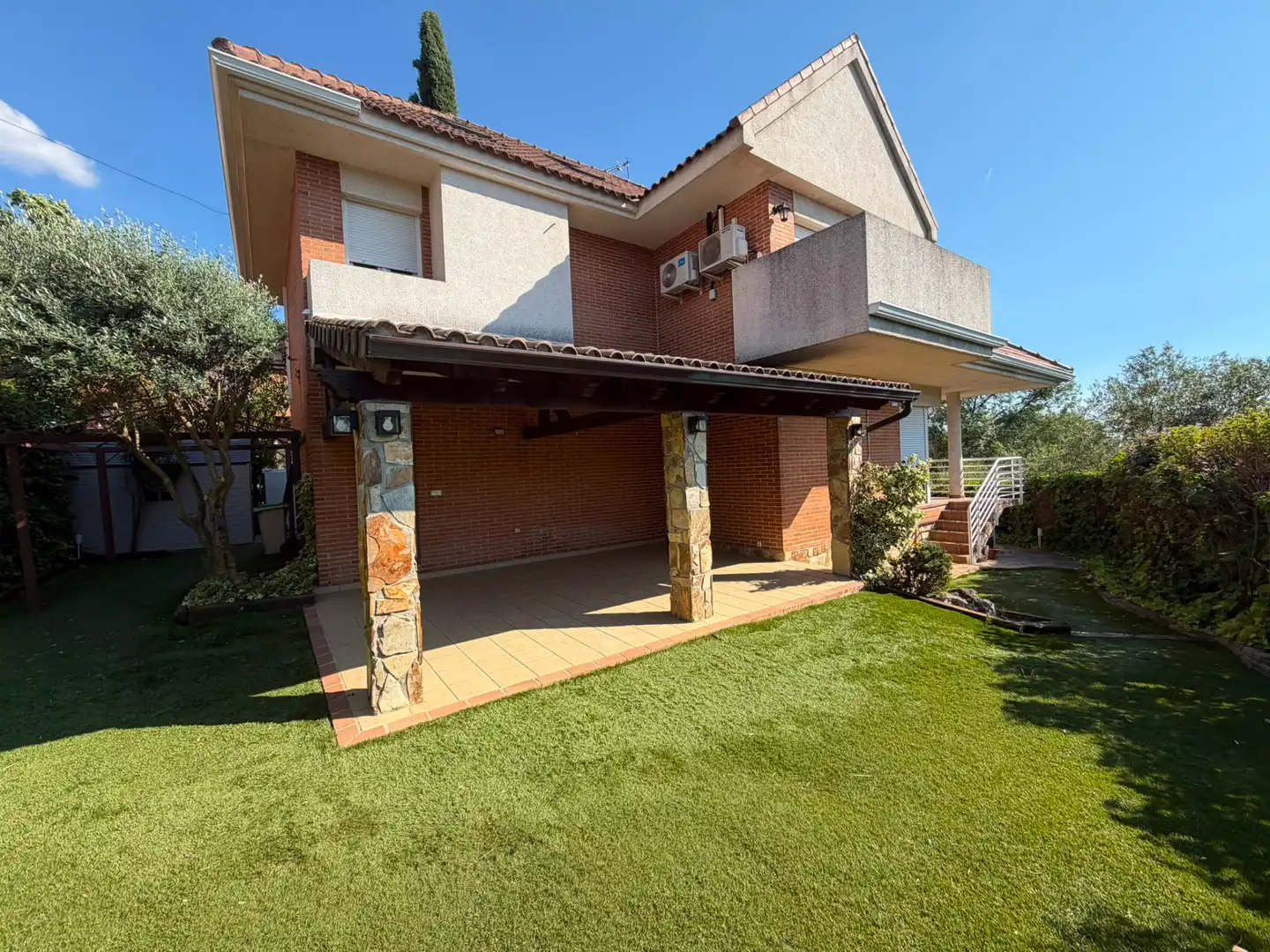Vista exterior de Casa o xalet de lloguer en Las Rozas de Madrid amb Aire condicionat, Calefacció i Jardí privat