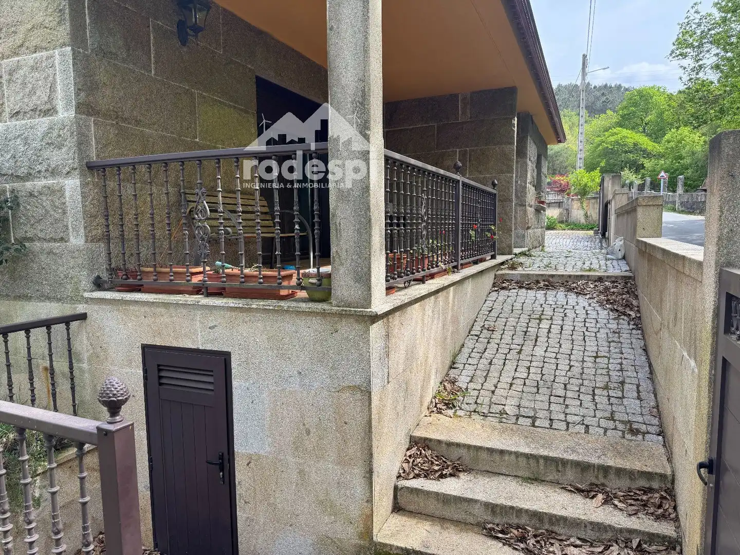 Vista exterior de Casa o xalet en venda en Covelo amb Calefacció, Traster i Moblat
