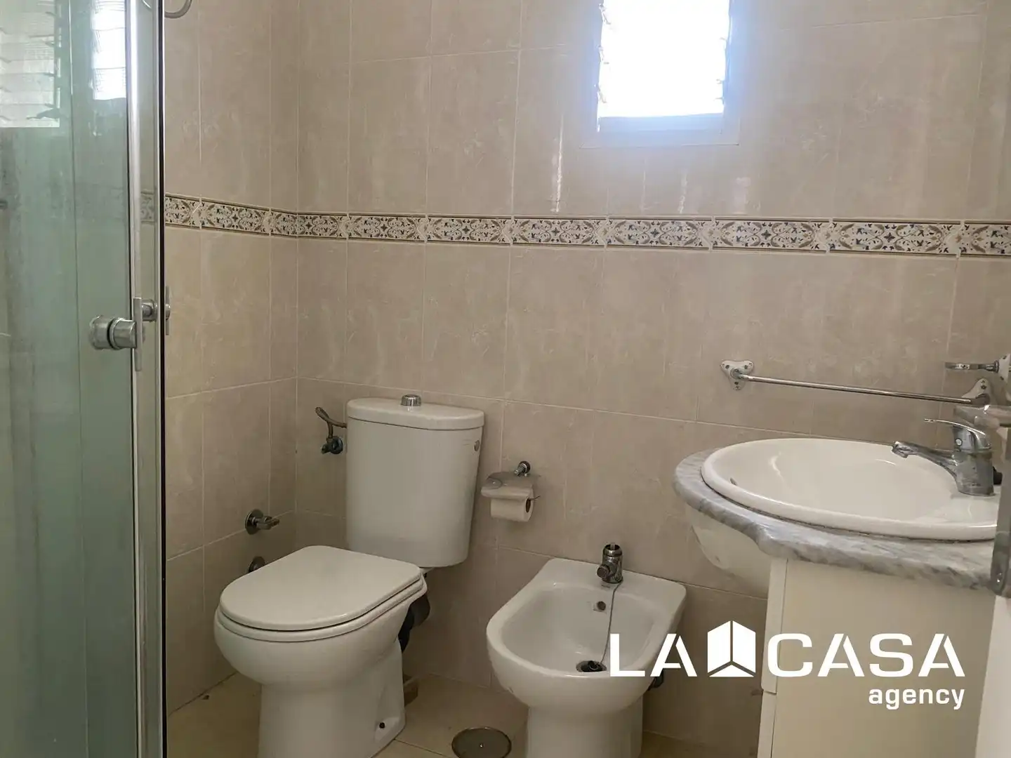 Badezimmer von Wohnung zum Verkauf in Dos Hermanas mit Klimaanlage und Terrasse