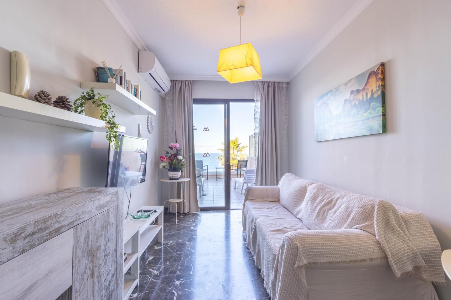 Sala de estar de Estudio de alquiler en Santiago del Teide con Aire acondicionado y Terraza