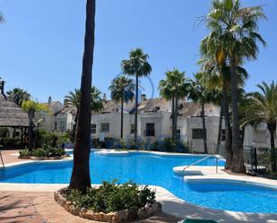 Vista exterior de Casa adosada en venda en Marbella amb Aire condicionat, Jardí privat i Terrassa