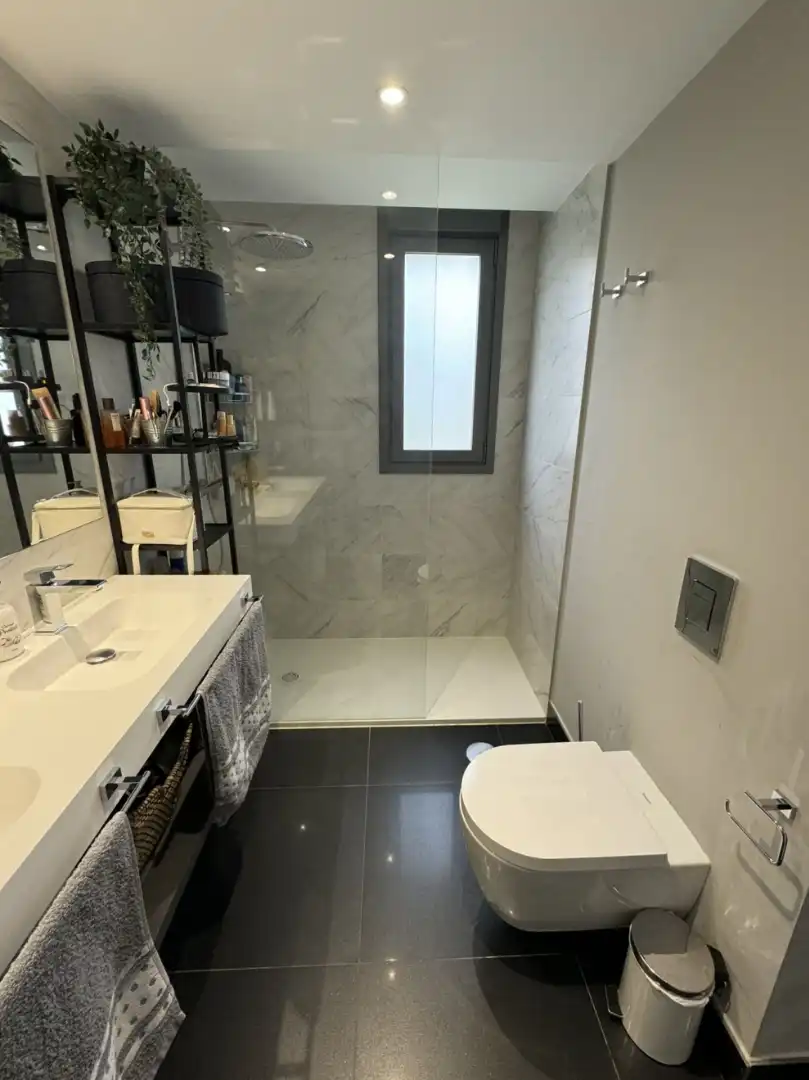Baño de Planta baja de alquiler en Boadilla del Monte con Aire acondicionado, Calefacción y Jardín privado
