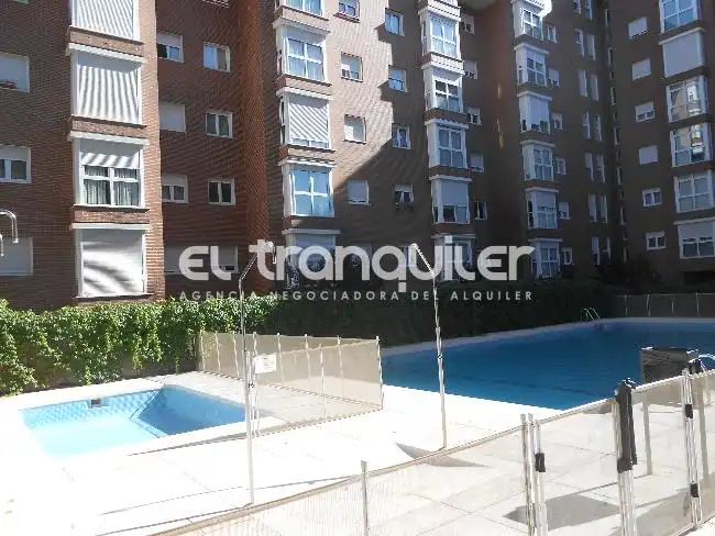 Piscina de Pis de lloguer en Madrid amb Traster i Piscina