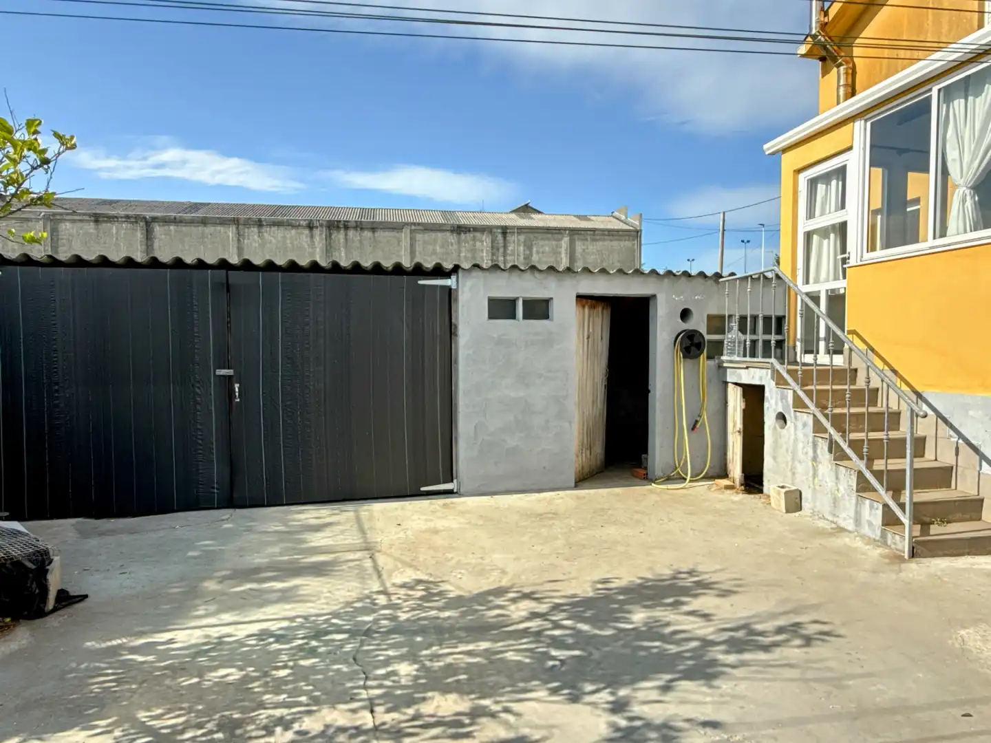 Vista exterior de Casa o xalet en venda en Carballo amb Terrassa