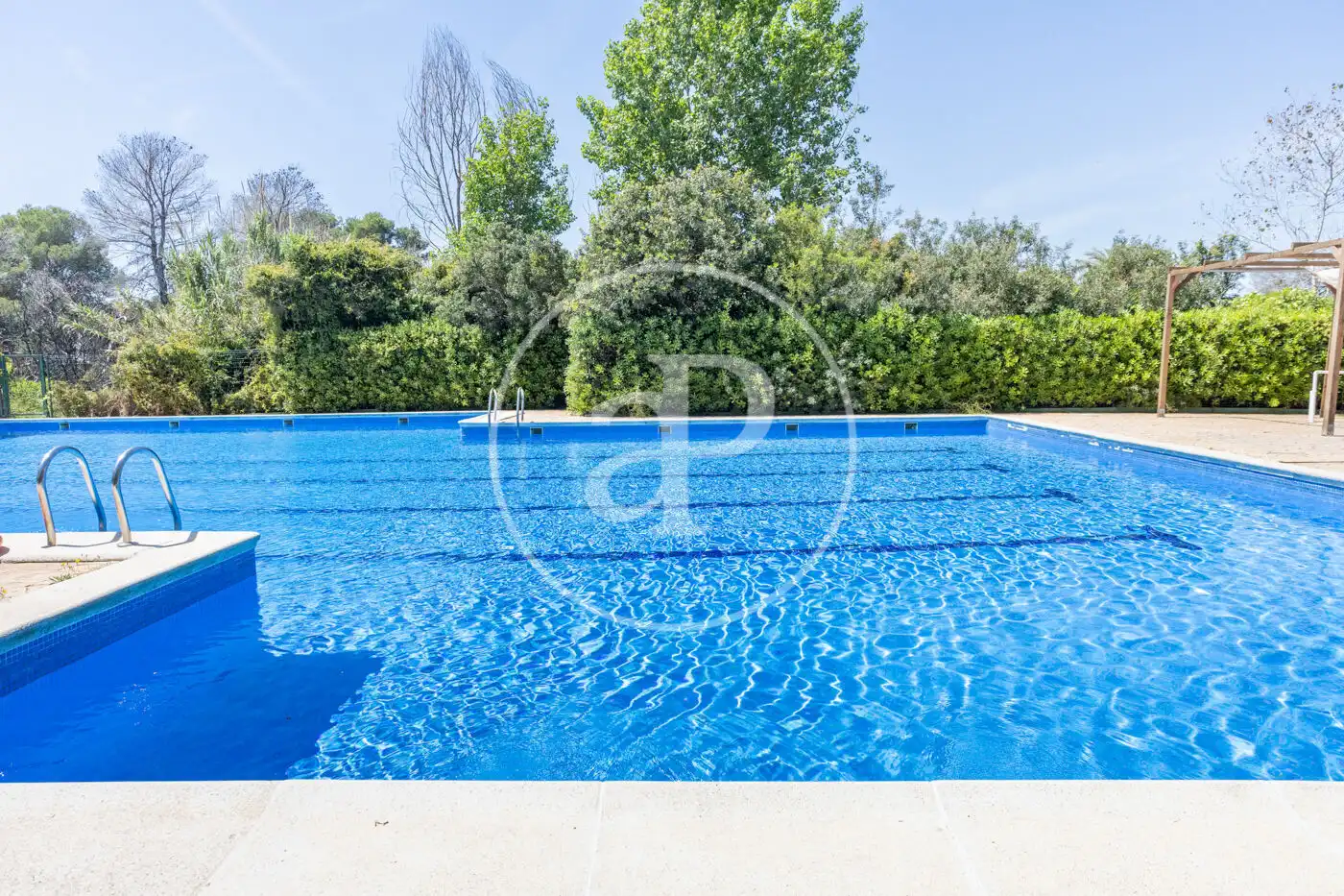 Schwimmbecken von Wohnung zum Verkauf in Valencia mit Klimaanlage, Heizung und Privatgarten