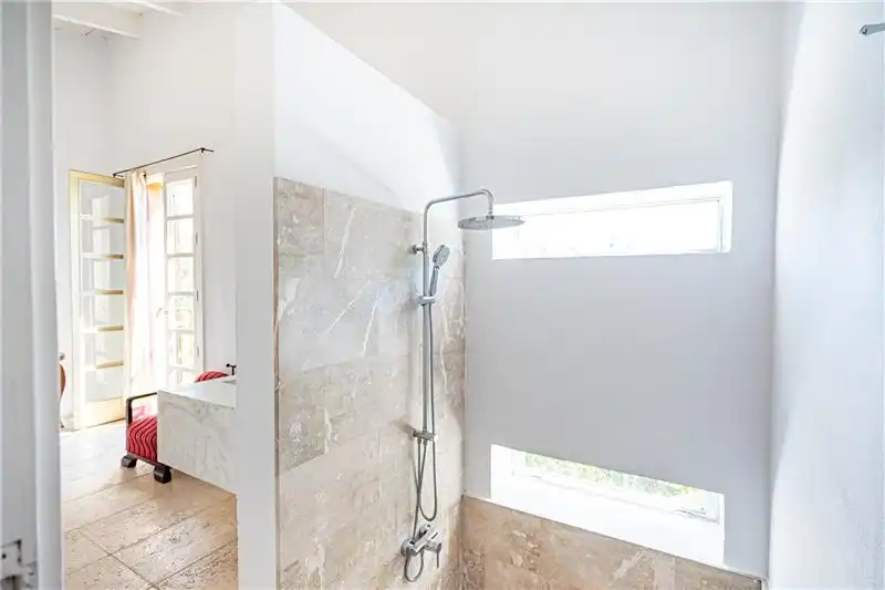 Baño de Finca rústica de alquiler en Selva con Calefacción, Jardín privado y Terraza
