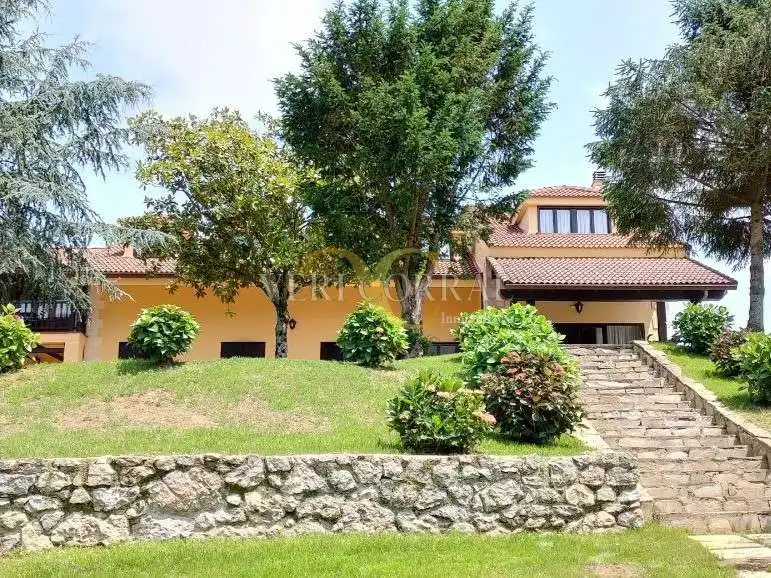 Vista exterior de Edificio en venta en Llanes
