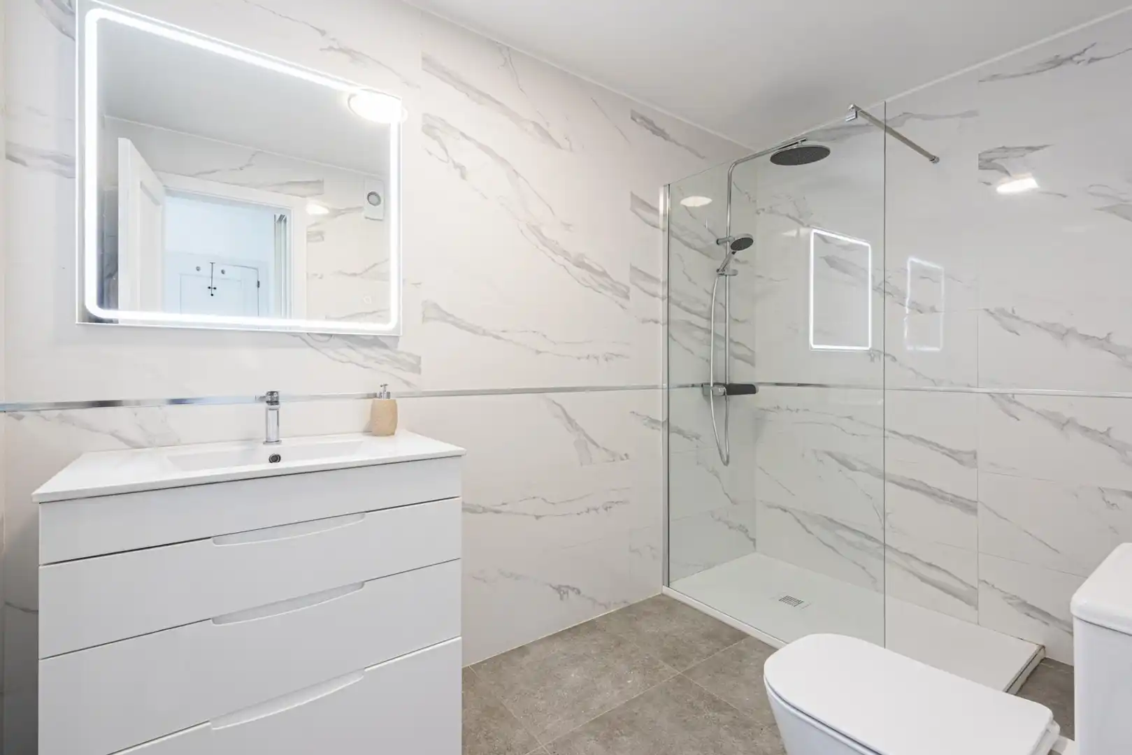 Badezimmer von Wohnungen zum Verkauf in Mijas mit Klimaanlage, Privatgarten und Möbliert