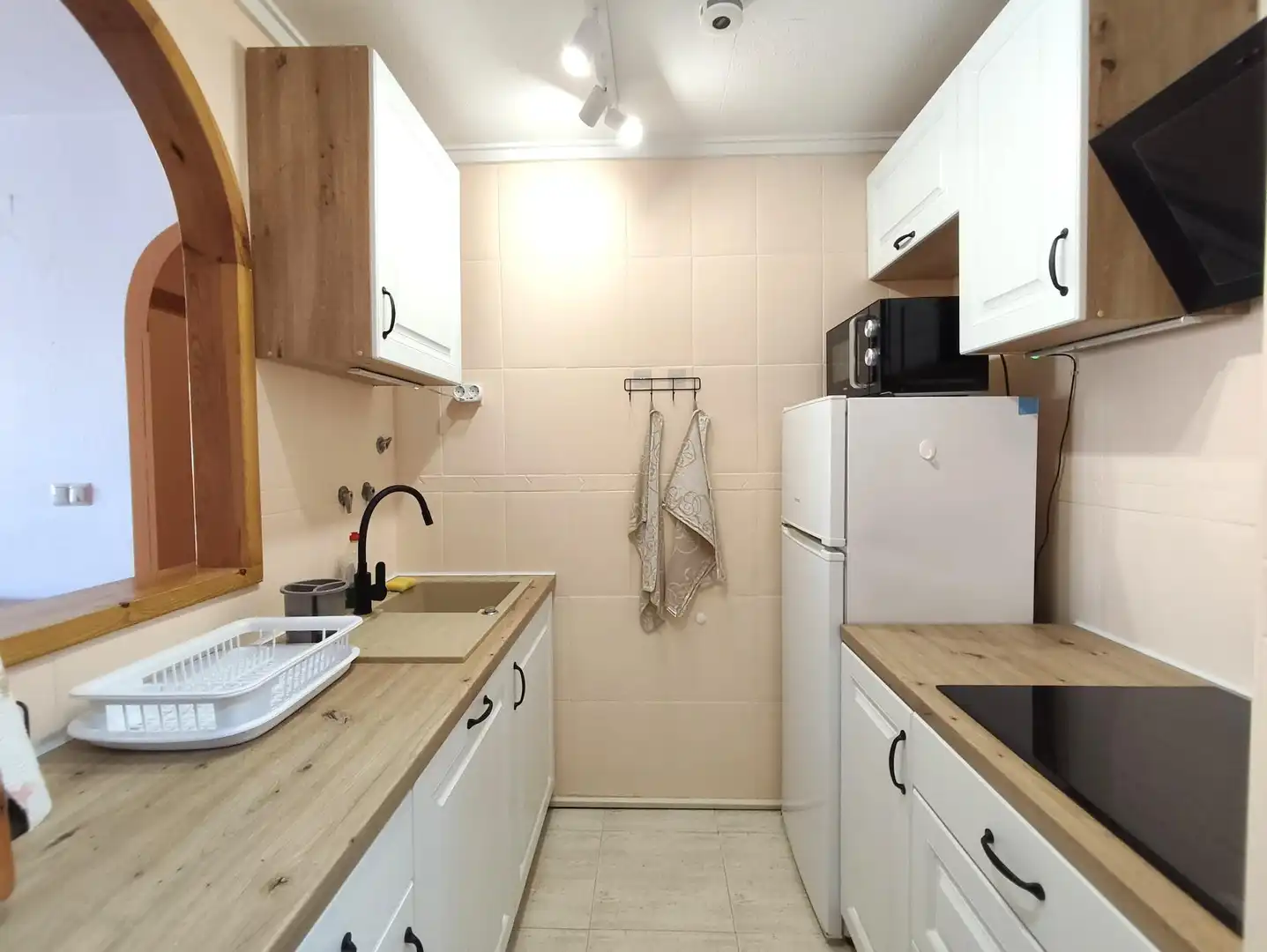 Cuina de Apartament de lloguer en Torrevieja amb Aire condicionat, Moblat i Balcó
