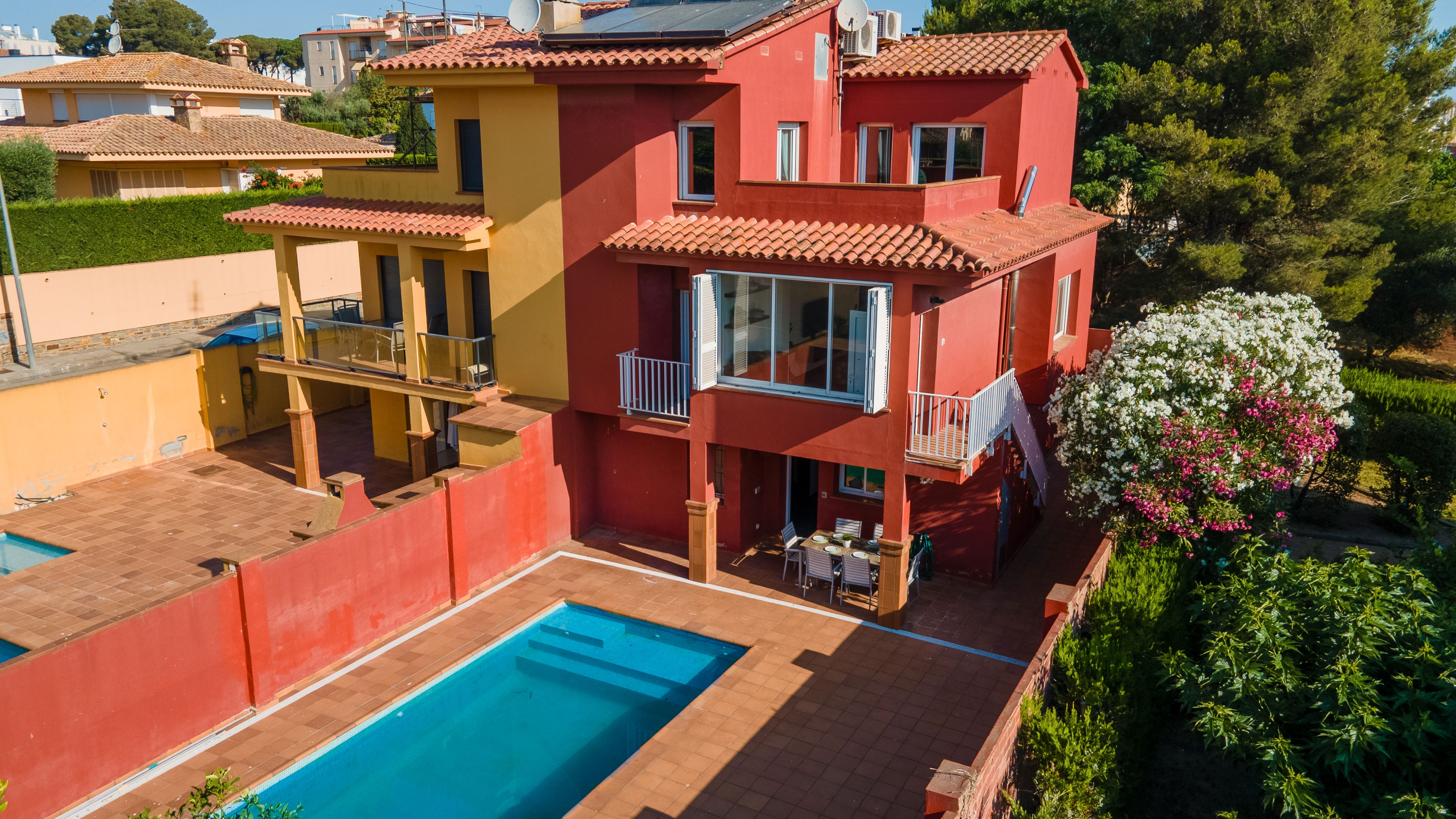 Vista exterior de Casa adosada en venda en L'Escala amb Jardí privat, Terrassa i Piscina comunitària
