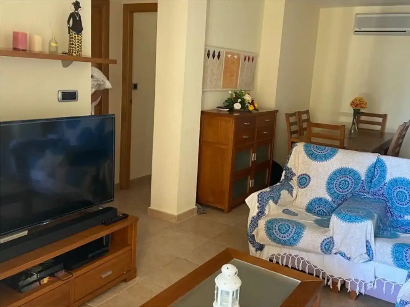 Sala d'estar de Pis de lloguer en La Manga del Mar Menor amb Aire condicionat, Jardí privat i Piscina