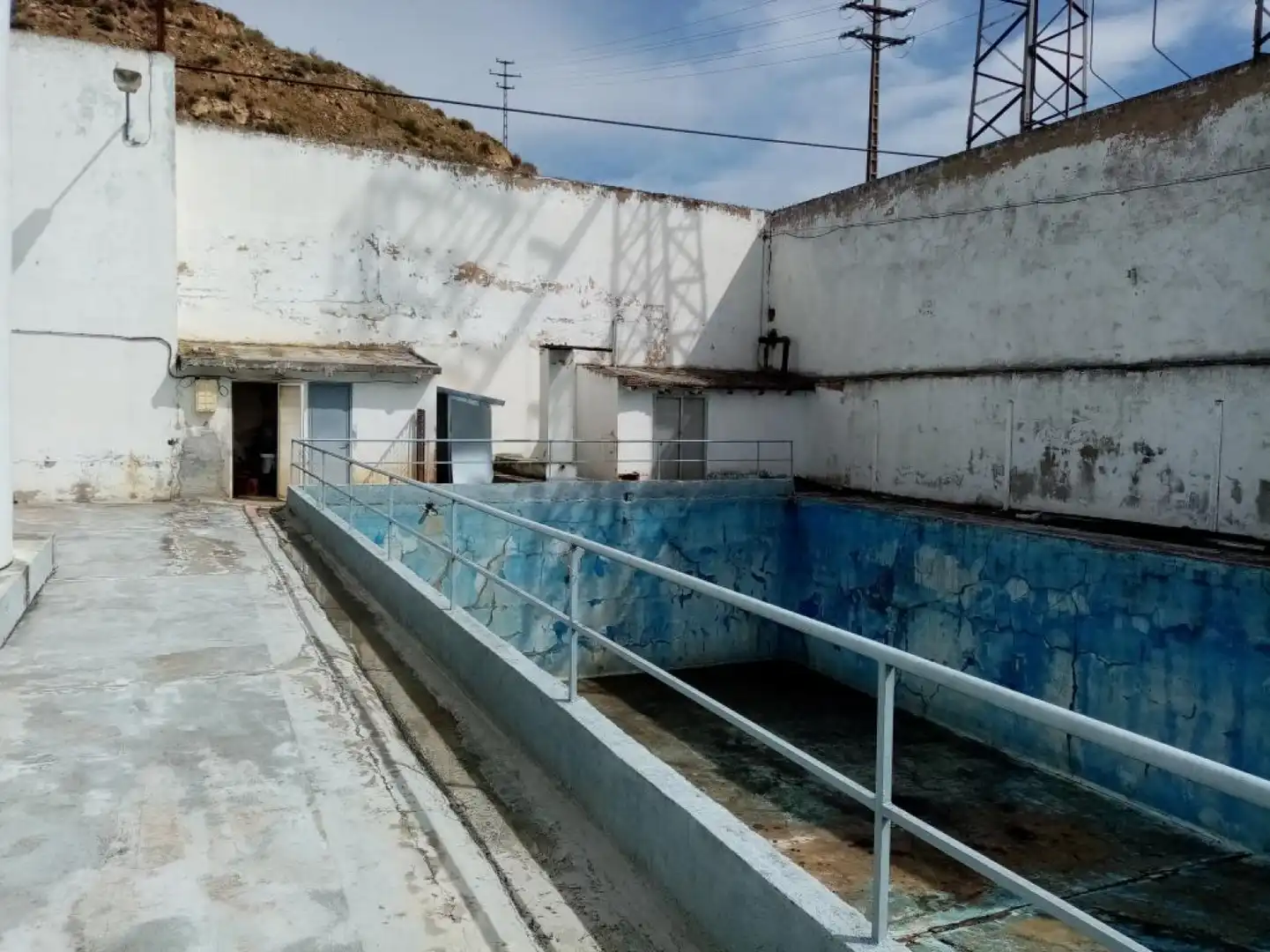 Piscina de Nave industrial de alquiler en  Logroño