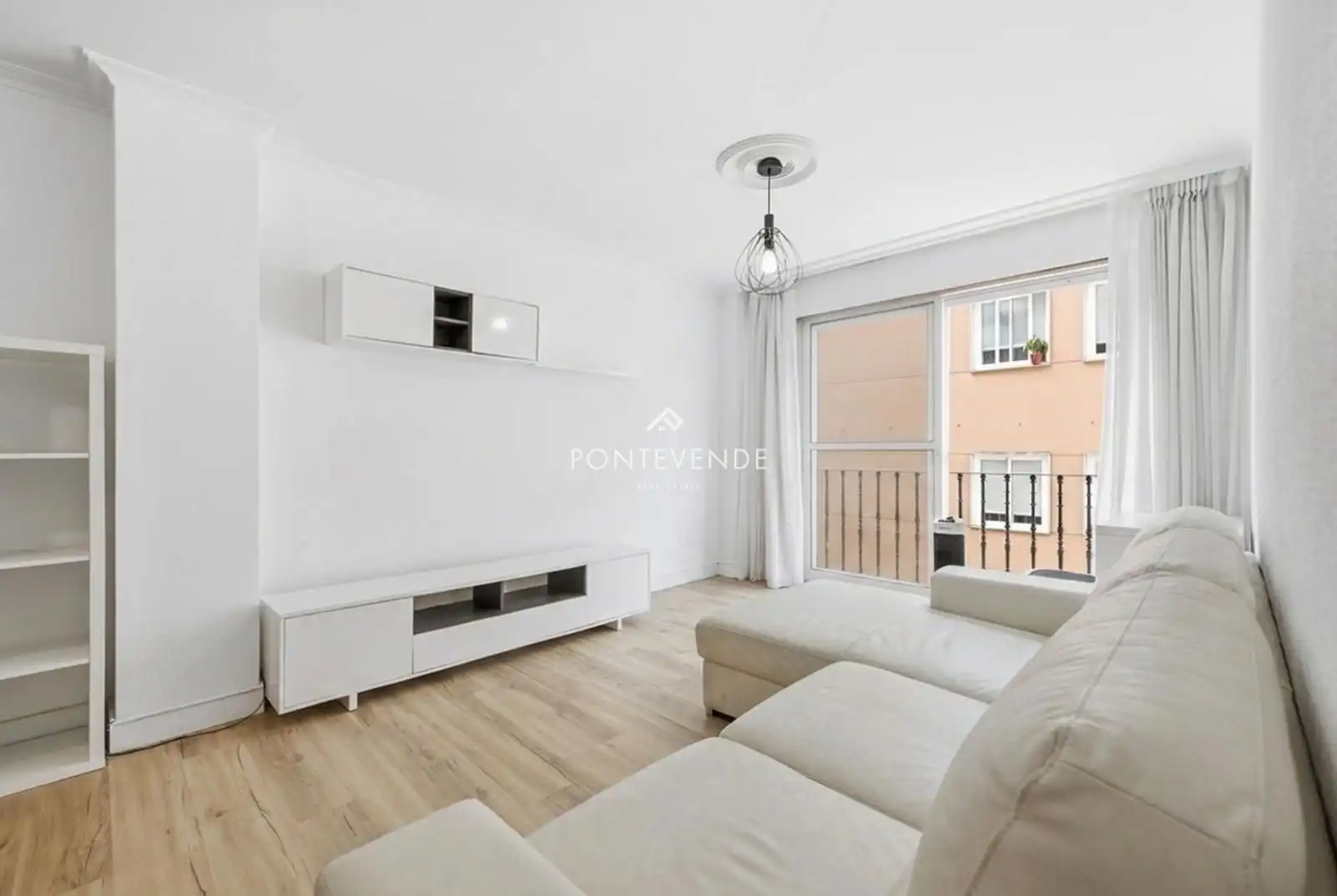 Sala de estar de Piso en venta en Pontevedra Capital  con Calefacción, Trastero y Amueblado