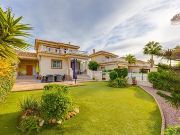 Villa mit Balkon zum Verkauf in Orihuela Costa