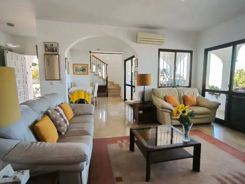 Sala d'estar de Casa o xalet en venda en Mijas amb Aire condicionat, Terrassa i Piscina